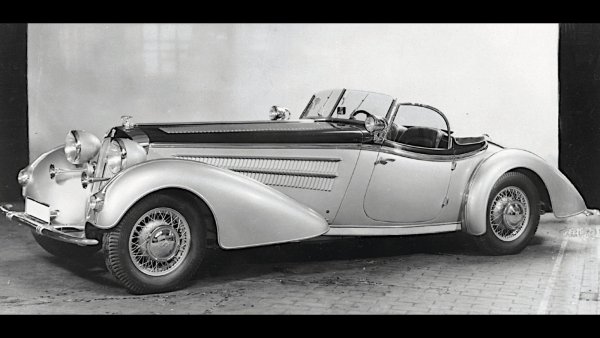 Подобно на Wanderer, Horch (базиран както и Audi тогава в Цвикау), спира през 1940 година. Поне в оригиналната му форма, но създава доста ефектен модел малко преди затварянето. 855 е великолепен и изключително рядък роудстър, задвижван от 5-литров редови осем двигател. 

Описван е едновременно като &bdquo;убийствено скъп&ldquo; и като &bdquo;единственият Horch, способен на истински 150 километра в час&ldquo;. Смята се, че 855 с каросерия Gl&auml;ser, показан тук, е единственият сериен модел, който все още съществува.
